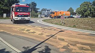 Mit Spezialgerät (oranges Fahrzeug) wurde die kilometerlange Ölspur beseitigt. Mit Spezialgerät (oranges Fahrzeug) wurde die kilometerlange Ölspur beseitigt.