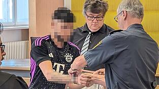Der 25-Jährige äußerte sich nicht zu den Vorwürfen, weshalb das Gericht eine Vielzahl von Zeugen hören muss. Sechs weitere Verhandlungstage sind dafür angesetzt.
