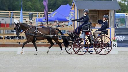 Sophia Ihnen in der Dressur mit Ihrem Pony 'Reitland's Feenzauber' und ihrer Mutter Linda Ihnen als Beifahrerin.