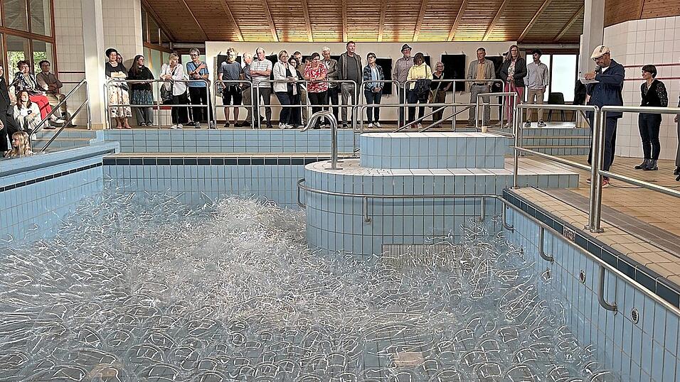 Louise Lang hat ein Badebecken mit Glaskugeln gefüllt.