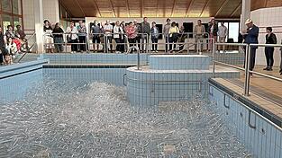 Louise Lang hat ein Badebecken mit Glaskugeln gefüllt.