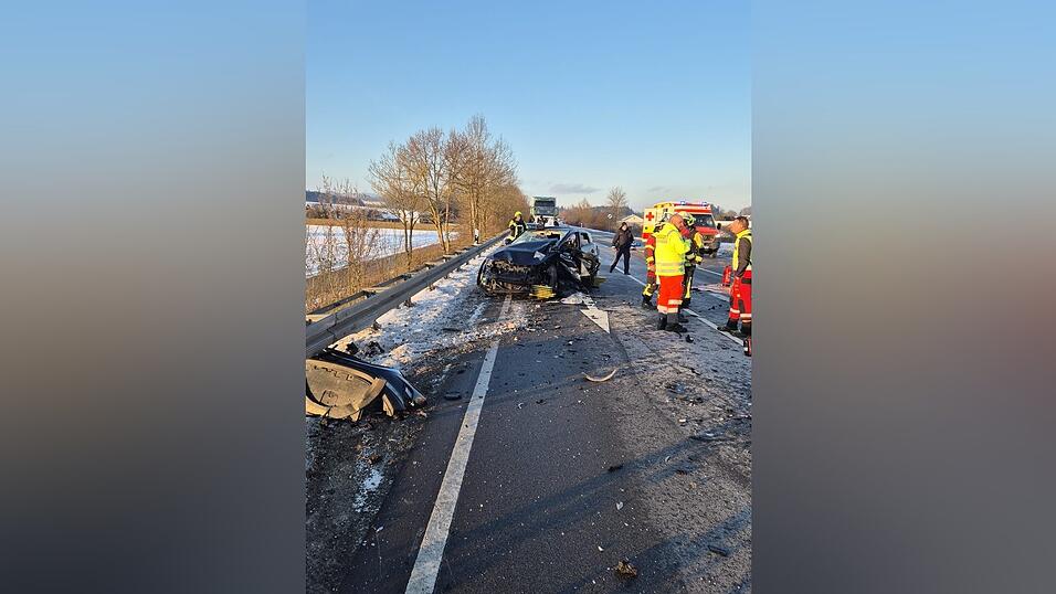 Bei einem Unfall auf der B20 wurden zwei Menschen schwer, zwei leicht verletzt.