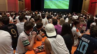 Die Blicke der Fans waren auf die gro&szlig;e Leinwand auf der B&uuml;hne gerichtet.