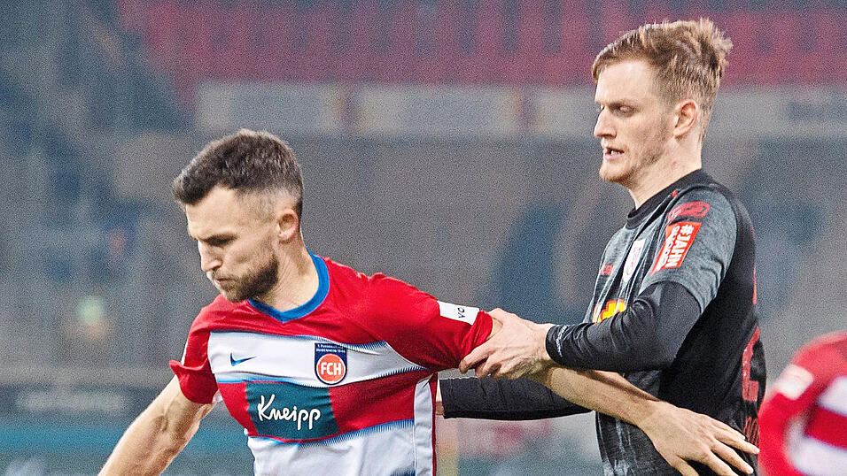 Hiergeblieben! Innenverteidiger Scott Kennedy und der SSV Jahn wollen den FC Heidenheim (l., Denis Thomalla) nach dem 0:0 in der Vorrunde auch in Regensburg einbremsen.