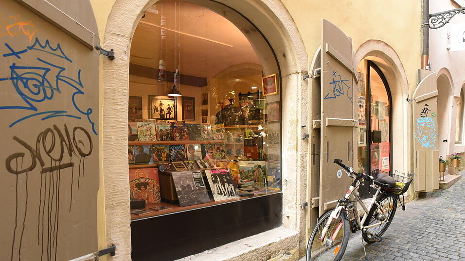 Aus dem&nbsp;Shadilac-Schaufenster in der Kramgasse gr&uuml;&szlig;en die Beatles, Ramones und Jimi Hendrix. 10.000 Platten st&uuml;nden dort in den Regalen, sch&auml;tzt Inhaber Franz Reinhardt.&nbsp;