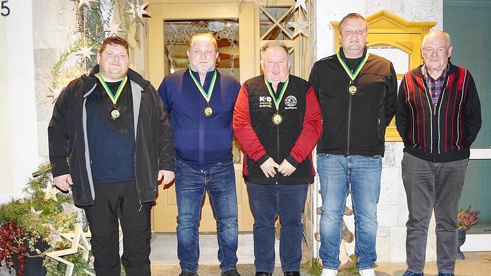 Diese Schützen wurden Mannschafts-Vereinsmeister Sommer: Josef Nachreiner jun., Martin Burkhardt, Andreas Weingärtner und Andreas Schmatz. Abteilungsleiter Nachreiner überreichte die Siegerplaketten (v.l.).