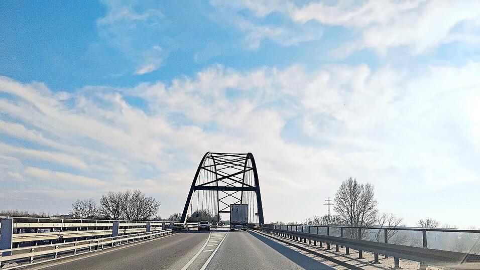 Die B 20-Vorlandbr&uuml;cke zwischen Reibersdorf und Straubing, also die Zufahrt zu dieser Br&uuml;cke mit den markanten Metallb&ouml;gen, muss erneuert werden. Das Bundesverkehrsministerium hat f&uuml;r den Bauentwurf bereits im Dezember gr&uuml;nes Licht gegeben.