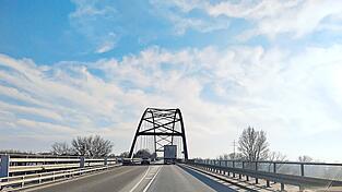 Die B 20-Vorlandbr&uuml;cke zwischen Reibersdorf und Straubing, also die Zufahrt zu dieser Br&uuml;cke mit den markanten Metallb&ouml;gen, muss erneuert werden. Das Bundesverkehrsministerium hat f&uuml;r den Bauentwurf bereits im Dezember gr&uuml;nes Licht gegeben.
