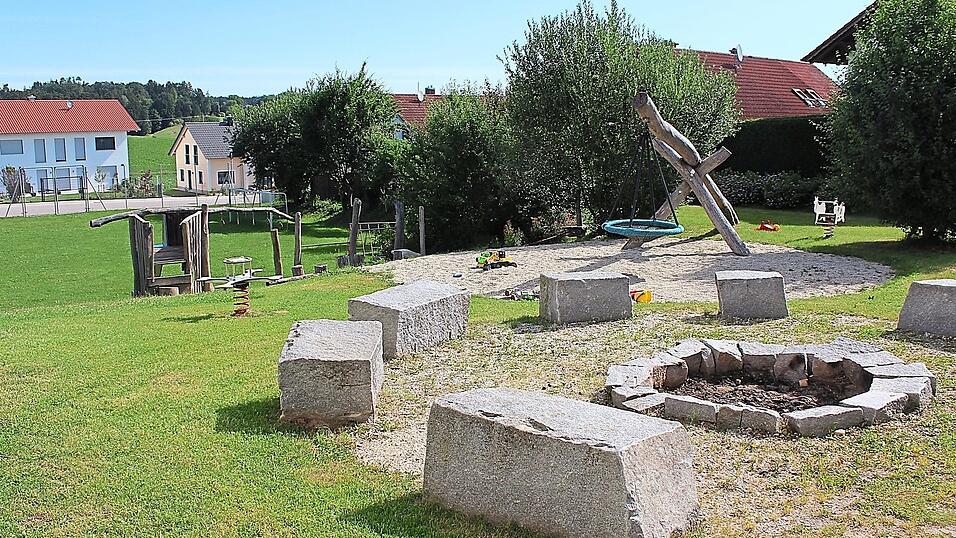 Der Spielplatz wurde auf einem Hügel gebaut, am Fuße dessen befindet sich das Fußballfeld.
