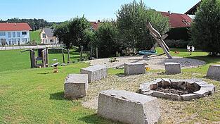 Der Spielplatz wurde auf einem Hügel gebaut, am Fuße dessen befindet sich das Fußballfeld.
