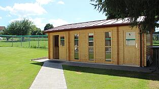 Etwa vier Monate hat es gedauert, bis das Holzgehege-Haus stand, die Wiese angesät und der Weg gepflastert war.