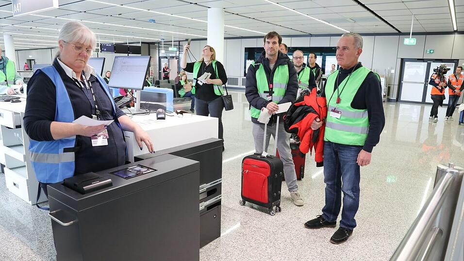 Letzte Kontrolle vor der Gangway, doch der Flieger hebt nicht ab: Komparsen überprüfen Abläufe am neuen Flugsteig.