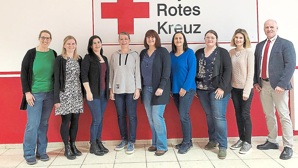 Das Team des Sozialpsychiatrischen Dienstes beim BRK war im vergangenen Jahr besonders gefragt. Die Leiterin der Beratungsstelle Luisa Aguiar (3.v.l.), Sozialpädagogin Anna Löffler (3.v.r.) und BRK-Kreisgeschäftsführer Markus Eckhardt (r.) zogen Bilanz. Das Team des Sozialpsychiatrischen Dienstes beim BRK war im vergangenen Jahr besonders gefragt. Die Leiterin der Beratungsstelle Luisa Aguiar (3.v.l.), Sozialpädagogin Anna Löffler (3.v.r.) und BRK-Kreisgeschäftsführer Markus Eckhardt (r.) zogen Bilanz.