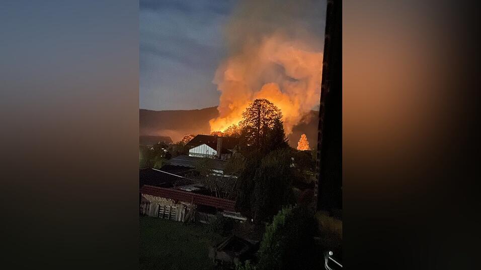 Die Scheune stand lichterloh in Flammen.