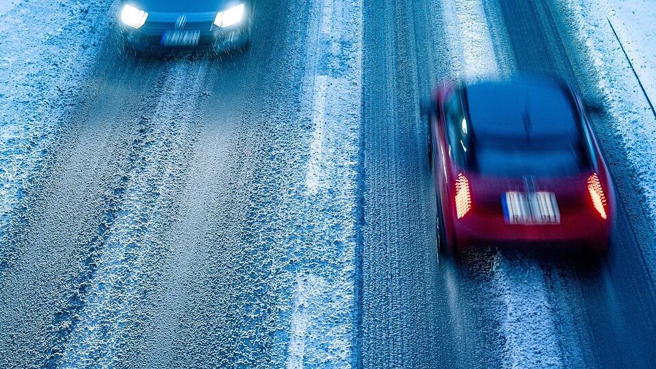 Autofahrer müssen sich zum Wochenende auf glatte Straßen einstellen. (Symbolbild) Autofahrer müssen sich zum Wochenende auf glatte Straßen einstellen. (Symbolbild)