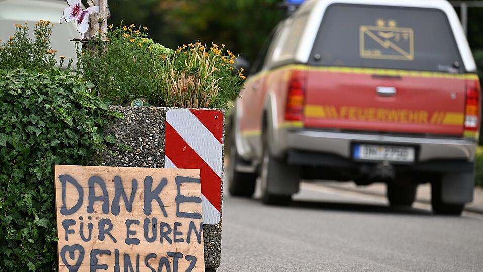 Ein Fahrzeug der Feuerwehr fährt an einem Schild mit der Aufschrift 'Danke für Euren Einsatz' beim Waldbrand im Hürtgenwald vorbei. Ein Fahrzeug der Feuerwehr fährt an einem Schild mit der Aufschrift 'Danke für Euren Einsatz' beim Waldbrand im Hürtgenwald vorbei.