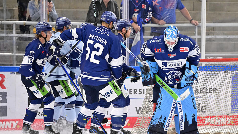 Einstimmung auf die neue Eishockey-Saison: Die Straubing Tigers beim Training.