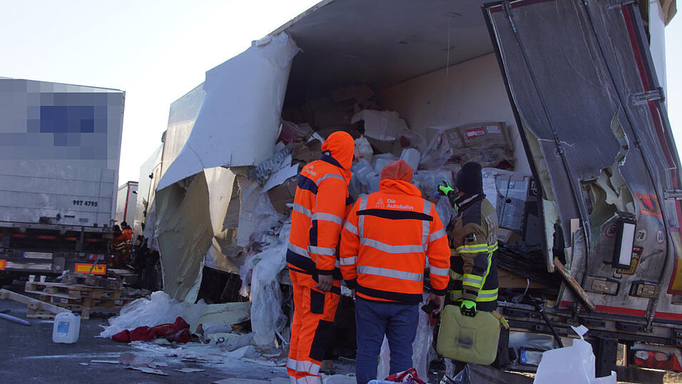 Dieser Sattelzug hatte 13 Fässer mit Gefahrgut geladen. Dieser Sattelzug hatte 13 Fässer mit Gefahrgut geladen.