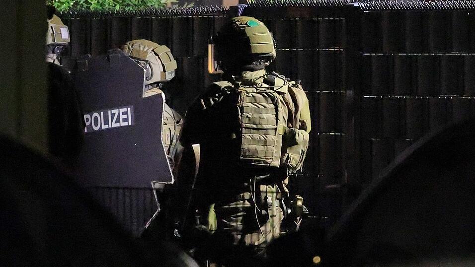 Mit einer groß angelegten Razzia geht die Polizei seit dem Morgen gegen ein Geldwäsche-Netzwerk und Rocker der «Hells Angels» vor. Mit einer groß angelegten Razzia geht die Polizei seit dem Morgen gegen ein Geldwäsche-Netzwerk und Rocker der «Hells Angels» vor.