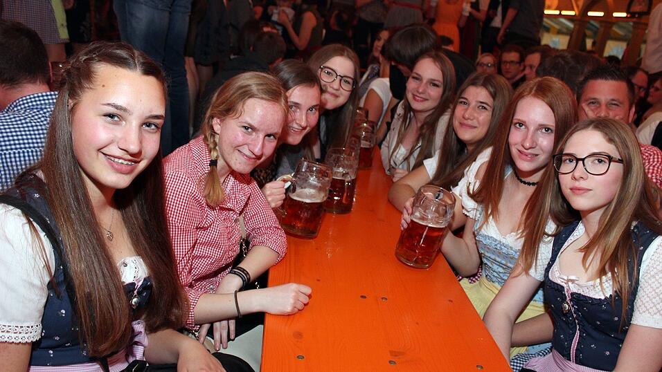Die Fr&uuml;hjahrsdult 2017 in Landshut neigt sich dem Ende entgegen. Grund genug, noch einmal richtig in den Bierzelten zu feiern - abgerundet vom traditionellen Feuerwerk.