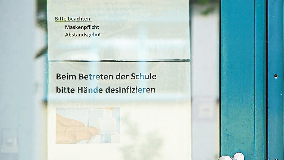 H&auml;nde desinfizieren, Abstand halten, keine Durchmischung, Maskenpflicht: Schilder an den Eingangst&uuml;ren erinnern die W&ouml;rther Mittelsch&uuml;ler an die Verhaltensregeln.