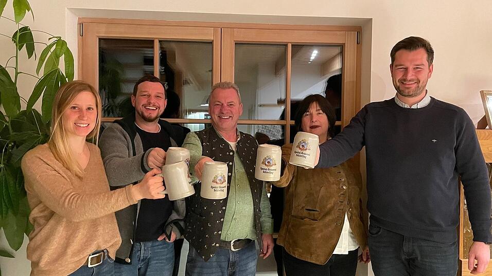 Nach drei Jahren Pause findet vom 26. bis 29. Mai das 62. Pfingstvolksfest statt. Die Festwirtsfamilie Gallmeier holt sich dafür einen Partner für den Festzeltbetrieb an die Seite und stieß mit der Familie Krämmer und Philipp Wittmann von der Spezialbrauerei Schierling (v.l.) schon mal auf ein gutes Gelingen an. Nach drei Jahren Pause findet vom 26. bis 29. Mai das 62. Pfingstvolksfest statt. Die Festwirtsfamilie Gallmeier holt sich dafür einen Partner für den Festzeltbetrieb an die Seite und stieß mit der Familie Krämmer und Philipp Wittmann von der Spezialbrauerei Schierling (v.l.) schon mal auf ein gutes Gelingen an.