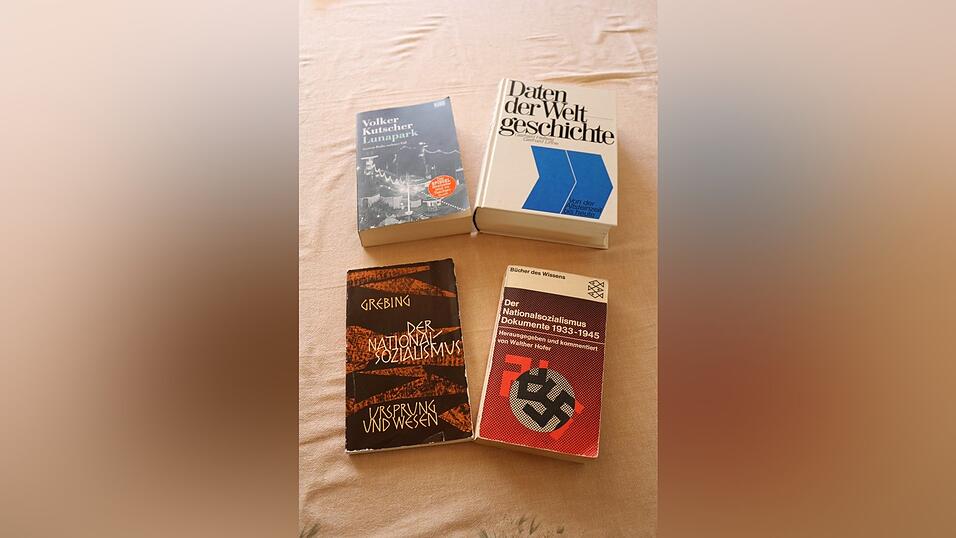 Neben persönlichen Erinnerungen hat unser Zeitzeuge auch viel Literatur zur Nazi-Zeit gelesen. Neben persönlichen Erinnerungen hat unser Zeitzeuge auch viel Literatur zur Nazi-Zeit gelesen.