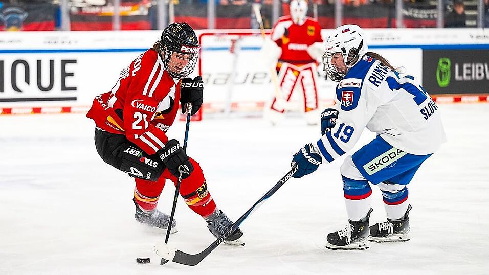 Tabea Botthof (l.) erzielte das zwischenzeitliche 2:2 mit einem sehenswerten Treffer von der blauen Linie. Tabea Botthof (l.) erzielte das zwischenzeitliche 2:2 mit einem sehenswerten Treffer von der blauen Linie.