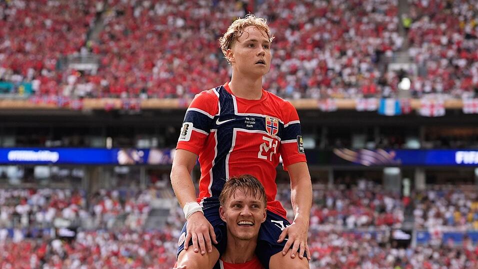 Andreas Schjelderup ließ sich nach seinem Traumtor auf den Schultern tragen. Andreas Schjelderup ließ sich nach seinem Traumtor auf den Schultern tragen.