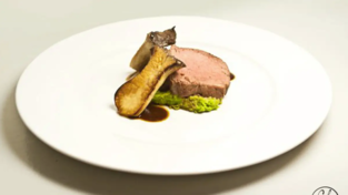 Ein edles Stück Steak mit Erbsenpüree und gebratenen Pilzen: So gelingt Ihnen das ganz einfach.