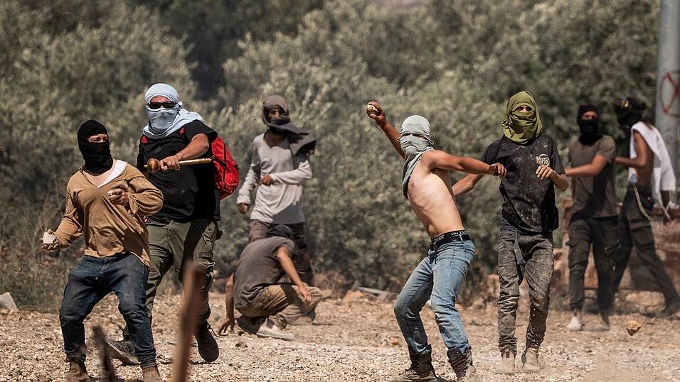 Rechtsgerichtete israelische Siedler greifen regelm&auml;&szlig;ig im Westjordanland Pal&auml;stinenser an. (Archivbild)