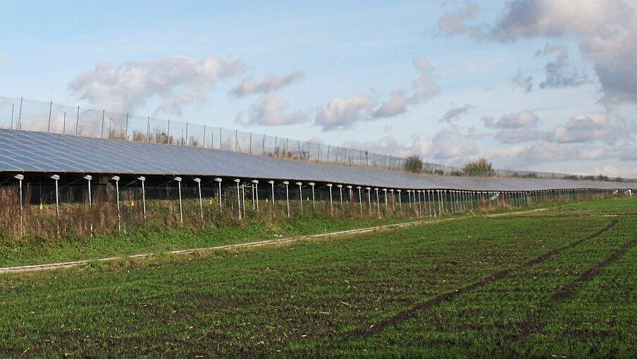 PV-Freifl&auml;chenanlagen finden sich oft an Autobahnen oder Bahnlinien. Insgesamt wurden im Landkreis und Stadt Landshut bis Ende 2019 18000 PV-Anlagen installiert, davon 8500 Anlagen kleiner 10 kWp (im Heimsegment), so die Informationen des Bundesverbands Solarwirtschaft.