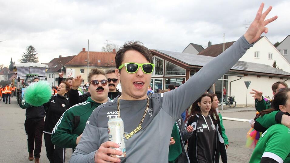 Viele Faschings-Fans haben sich am Samstag den Umzug in Langenbach angesehen. Viele Faschings-Fans haben sich am Samstag den Umzug in Langenbach angesehen.