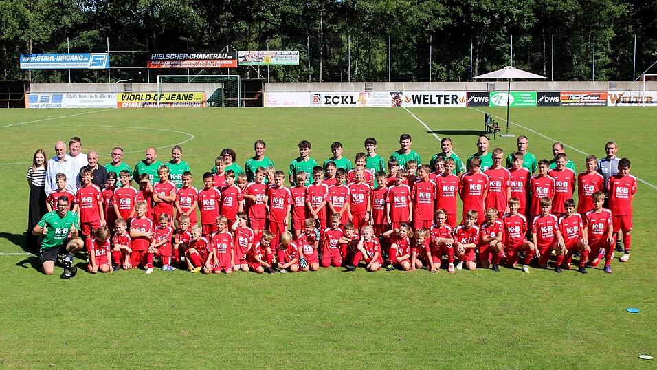 Kinder, Trainer, Sponsoren und die Verantwortlichen hatten viel Spa&szlig; beim Fu&szlig;ballcamp der SG Miltach.