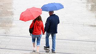 In Bayern sollten die Menschen in den kommenden Tagen ihre Regenschirme dabeihaben. (Symbolbild)