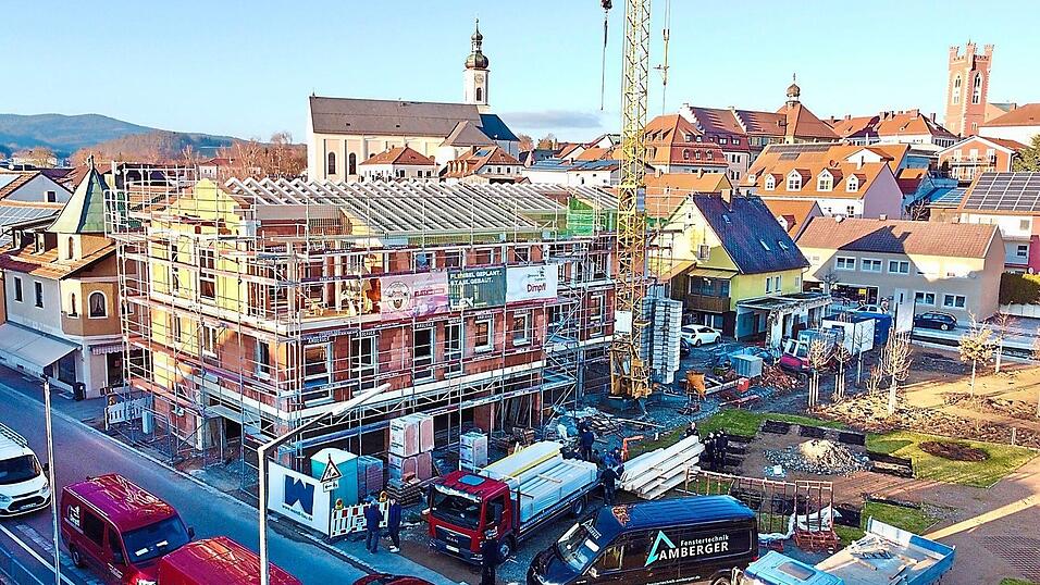 Zwischen Br&auml;uhaus- und Lorenz-Zierl-Stra&szlig;e entsteht derzeit ein neues, stattliches Geb&auml;ude.