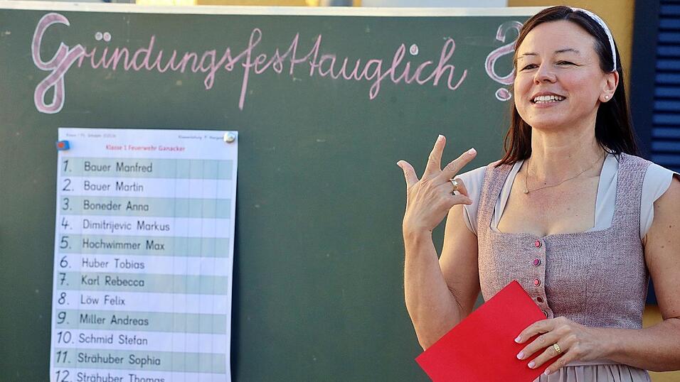 Drei Stempel musste der Festausschuss bei klassischen Grundschul-Aufgaben sammeln. Pamela Hiergeist warf ein sorgsames Auge auf die Ausführungen. Drei Stempel musste der Festausschuss bei klassischen Grundschul-Aufgaben sammeln. Pamela Hiergeist warf ein sorgsames Auge auf die Ausführungen.