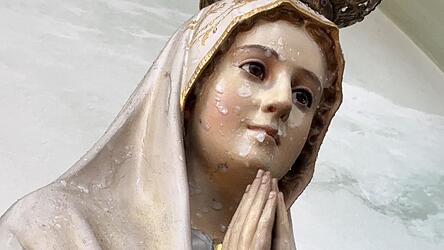 Im Kopfbereich und an den H&auml;nden der Figur sind die Wachsspritzer deutlich zu erkennen.