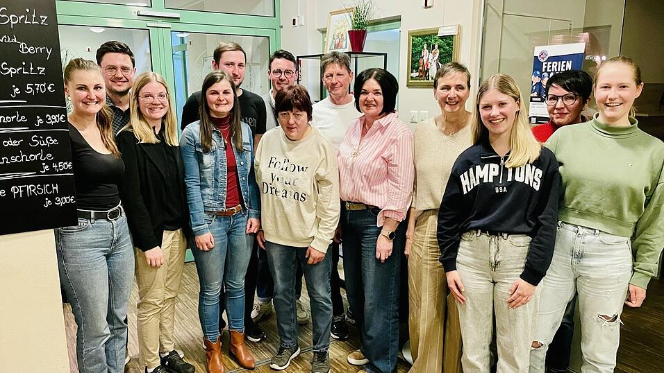 Die neue Vorstandschaft mit den neuen Vorsitzenden Dominik Pongratz und Petra Hutterer.