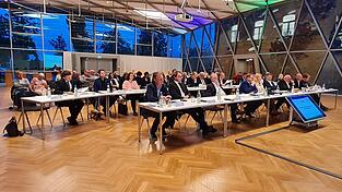 In der konstituierenden Sitzung des Plattlinger Stadtrats wurde &uuml;ber die monatlichen Bez&uuml;ge der stellvertretenden B&uuml;rgermeister und weitere finanzielle Entsch&auml;digungen entschieden.