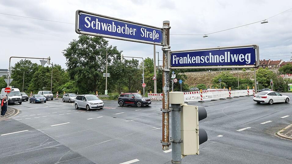 Der Verkehr staut sich vor allem wegen mehrerer Kreuzungen mit Ampeln. (Archivbild) Der Verkehr staut sich vor allem wegen mehrerer Kreuzungen mit Ampeln. (Archivbild)