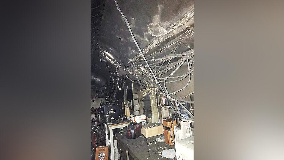 Verschmorte Stromleitungen und Plastikabdeckungen produzierten so viel Gestank, dass es noch jetzt im Pub übel riecht. Verschmorte Stromleitungen und Plastikabdeckungen produzierten so viel Gestank, dass es noch jetzt im Pub übel riecht.