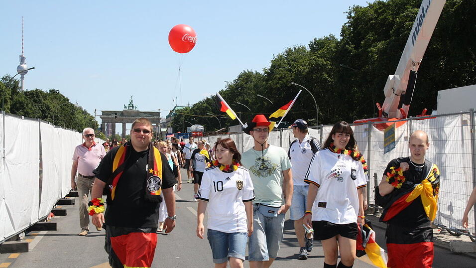 Christian Fertl war am Sonntag auf der Fanmeile in Berlin und erlebte dort das Achtelfinale gegen England auf Gro&szlig;leinwand.