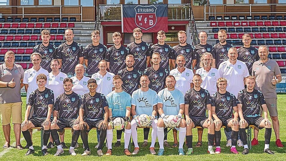 Die Mannschaft des VfB Straubing hat sich auf die Bezirksliga-Saison 2023/24 intensiv vorbereitet und startet mit (untere Reihe stehend v.l.) Leon Polivka, Lukas Scheitler, Rayan Farjallah, Tim Lange, Alexander Kister, Volker Rauscher, Mariyan Angelov, Alexander Knipf, Julian Weber sowie (Mittlere Reihe v.l.) Juniorenleiter Andreas Kr&ouml;ber, Betreuer Thomas Lang, 2. Gesch&auml;ftsf&uuml;hrer Tobias Nagl, Teammanager Franz Finger, Sportdirektor Andreas Schreiner, Spielertrainer Maximilian Zischler, Co-Spielertrainer Sebastian Schulik, Leiter Finanzen Werner Jobst, 2. Vorsitzender Egbert Limbach, Sportlicher Leiter Thomas Gabler, Torwarttrainer Markus Medic und (Hintere Reihe v.l.) Balint Koszo, Tsvetan Antov, Noah Winter, Korbinian Heigl, Florian Pegoretti, Felix Jobst, Pavel Panafidin, Csaba Koszo, Besmir Arifaj und Bogdan Dobrea.