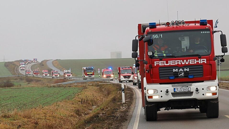 Durch den Nebel blitzten am Samstag zahlreiche Blaulichter. Die Kolonnenfahrt der Feuerwehr führte durch den südöstlichen Landkreis. Durch den Nebel blitzten am Samstag zahlreiche Blaulichter. Die Kolonnenfahrt der Feuerwehr führte durch den südöstlichen Landkreis.