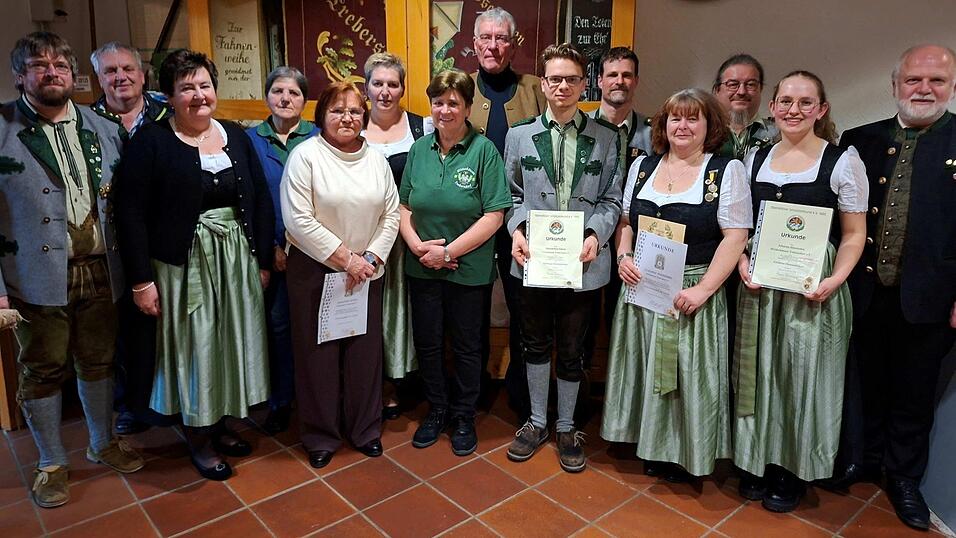 Die geehrten Mitglieder der Wildsch&uuml;tzen zusammen mit B&uuml;rgermeister Marchl und Gausch&uuml;tzenmeister Platzer.