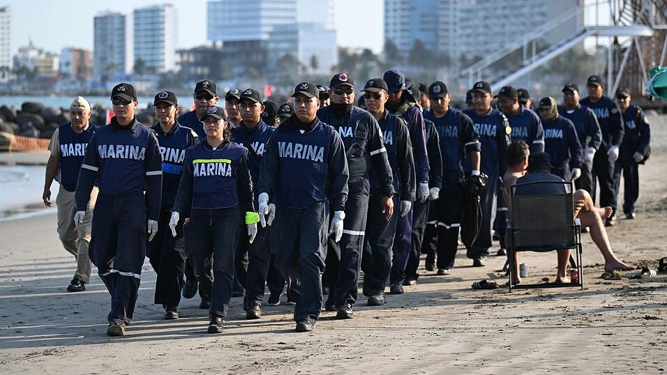 Mitglieder der mexikanischen Marine beteiligen sich an den Reinigungsarbeiten.