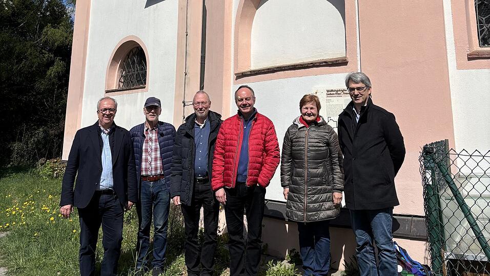 Artur Christmann vom Kirchenbauf&ouml;rderverein, Max Thanner von der Kirchenverwaltung, Architekt Michael Nadler, Pater Martin, Kirchenpflegerin Ingrid Vandieken und Thomas Rothamer von der Unteren Denkmalschutzbeh&ouml;rde (von links) vor der S&uuml;dseite der Wallfahrtskirche Frauenbr&uuml;nnl.