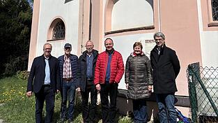 Artur Christmann vom Kirchenbauf&ouml;rderverein, Max Thanner von der Kirchenverwaltung, Architekt Michael Nadler, Pater Martin, Kirchenpflegerin Ingrid Vandieken und Thomas Rothamer von der Unteren Denkmalschutzbeh&ouml;rde (von links) vor der S&uuml;dseite der Wallfahrtskirche Frauenbr&uuml;nnl.