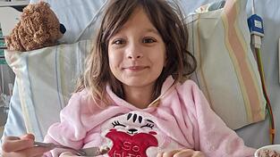 Valentina wird im Kinderkrankenhaus St. Marien in Landshut behandelt. Die Ärzte versuchen dort, die Symptome der Wolfskrankheit in den Griff zu bekommen.